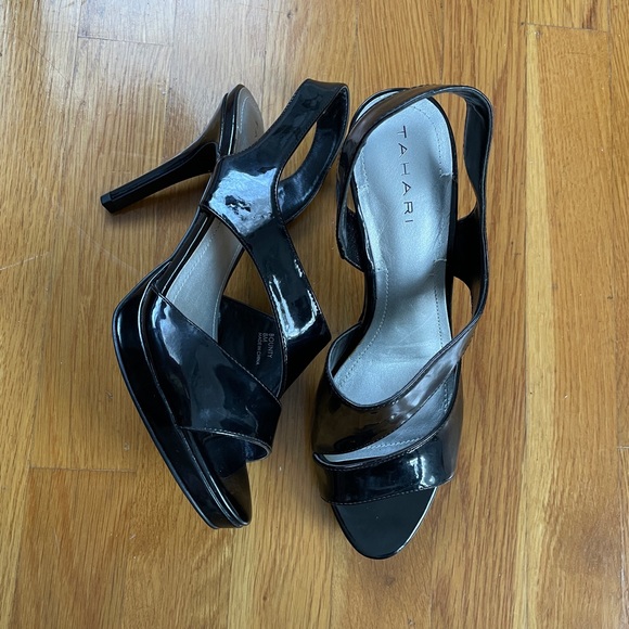 TAHARI Strappy Size 8M Platform Sandal - Picture 2 of 3